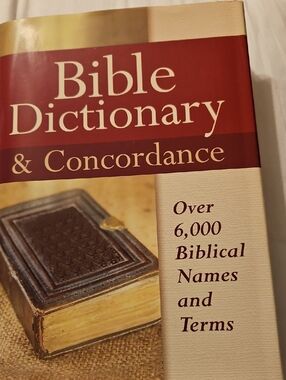 NEW Bible Dictionary & Concordance Hardback. Large Print
